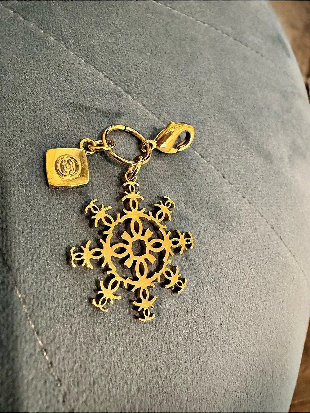 Chanel Beauty Holiday 2024 Gold-Tone Snowflake Charm Bracelet Like New